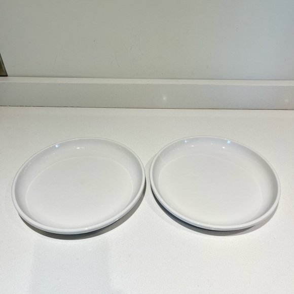 CRATE & BARREL WHITE DINNER PLATES 10 1/4" Tobin ? Set of 2 - Picture 1 of 6